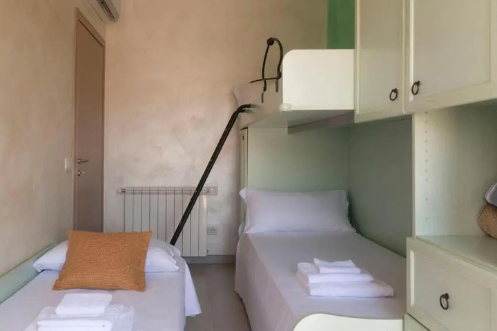 Room 4 of 16