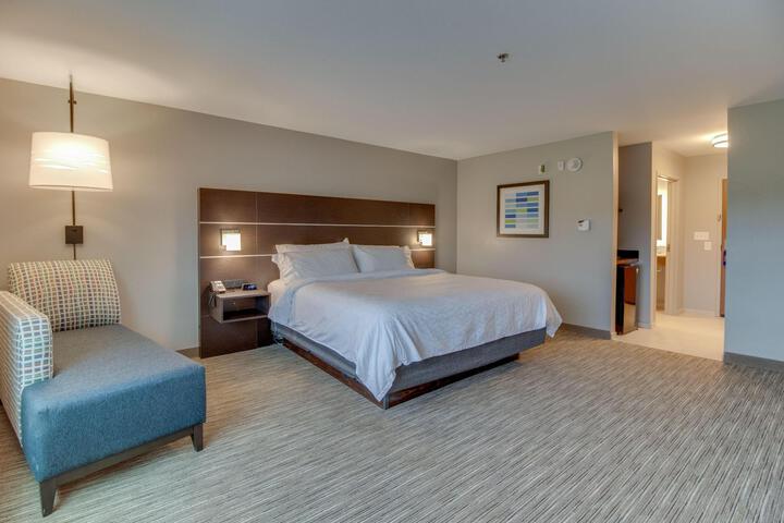 1 King Bed (16 of 18)