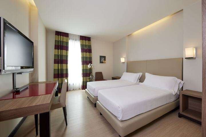 Room 6 of 33