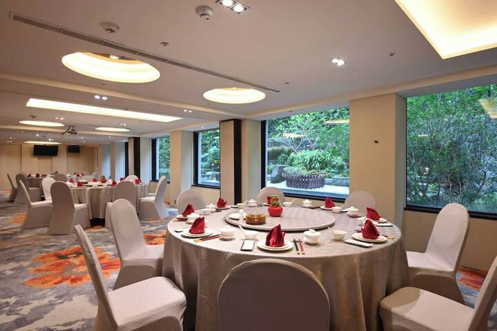 Ballroom/Hall 71 of 85