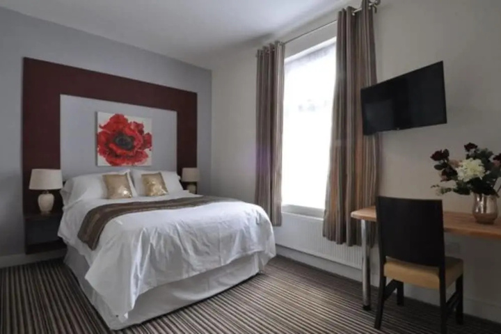 Room 4 of 10