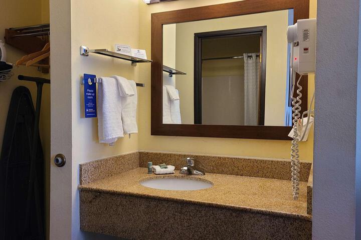 2 Double Beds Microwave and Refrigerator WiFi Full Breakfast (6 of 7)