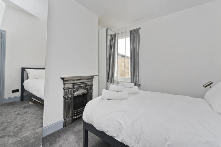 Stylish one Bedroom Flat Near Kew Gardens by Underthedoormat