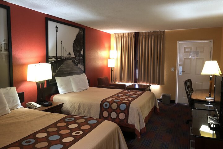 2 Queen Beds (7 of 9)
