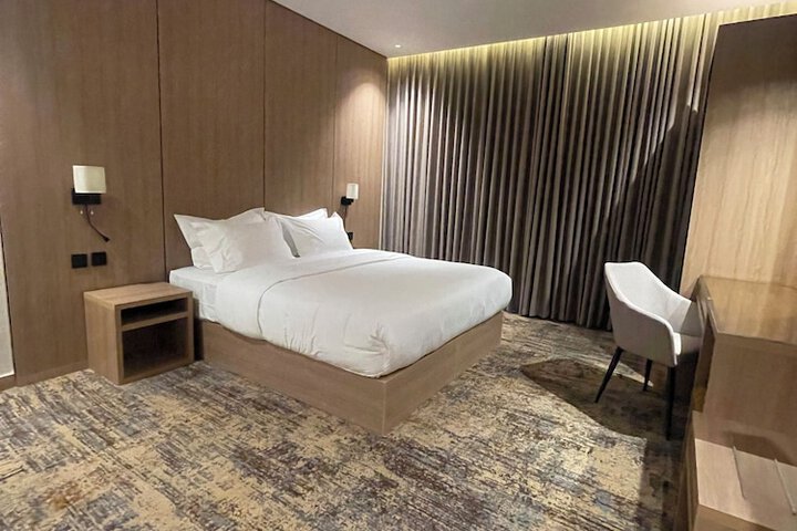 Room 6 of 12