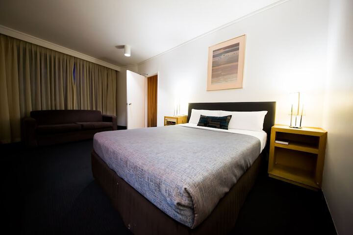 Room 4 of 32