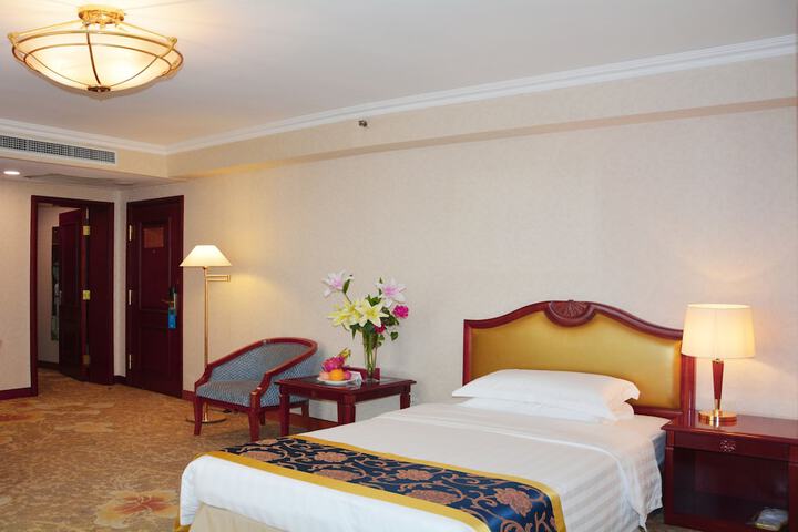 Room 5 of 121