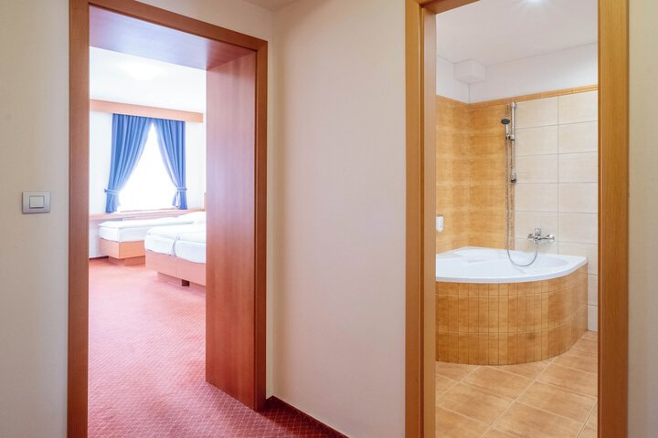 Room 13 of 77