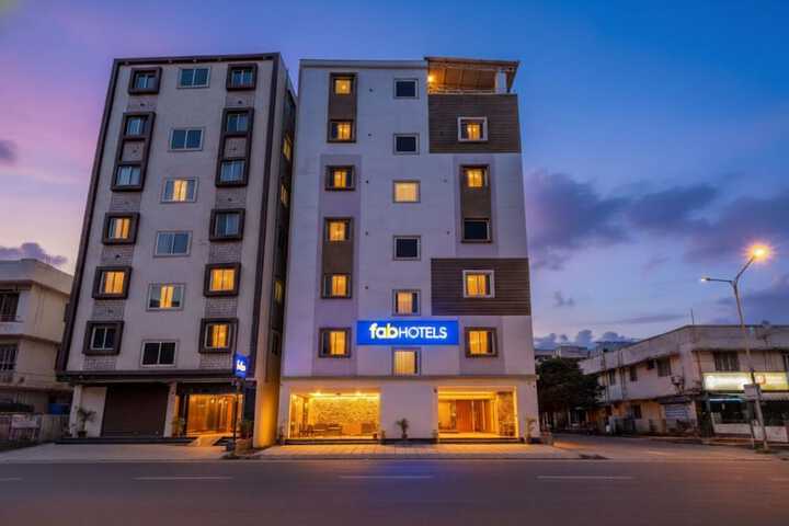 Fabhotel Leon Square