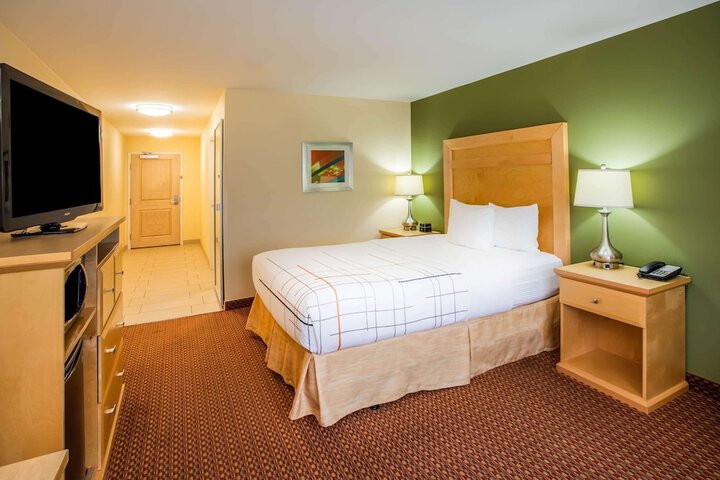 1 Queen Bed (2 of 17)