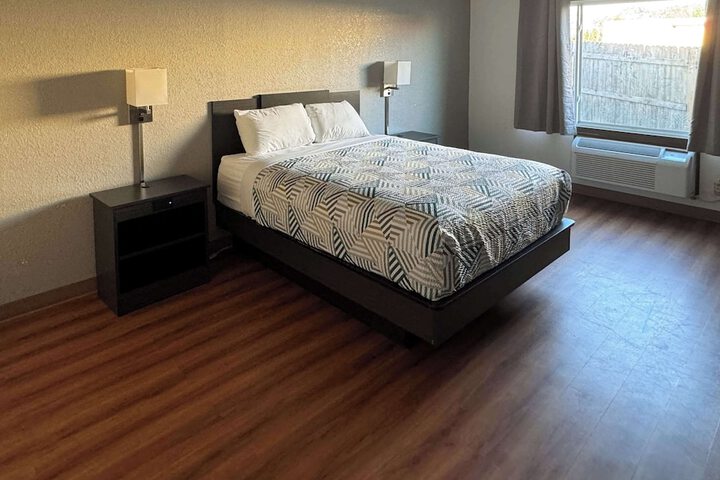 Deluxe Queen Bed (5 of 12)