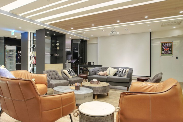 Entrance & Lobby