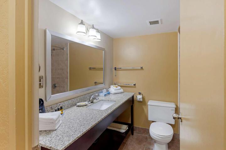 2 Queen Beds Pet Friendly Room, Microwave and Refrigerator Full Breakfast (4 of 8)