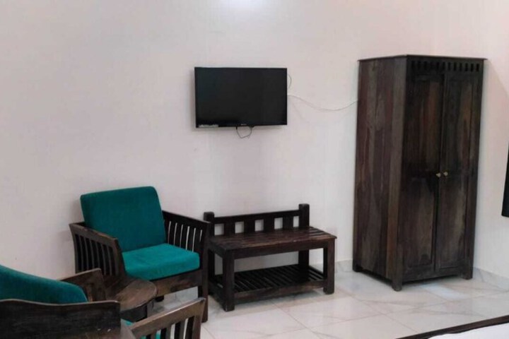 Room 2 of 8