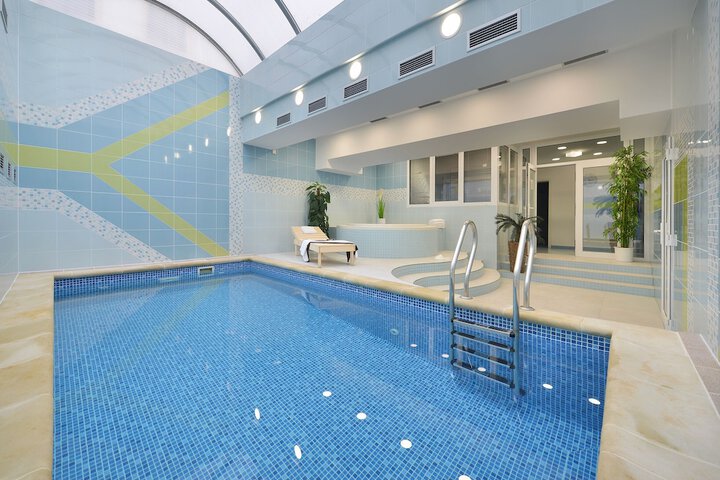 Pool 10 of 18