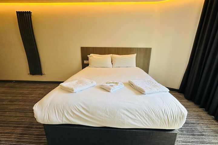 Room 6 of 18