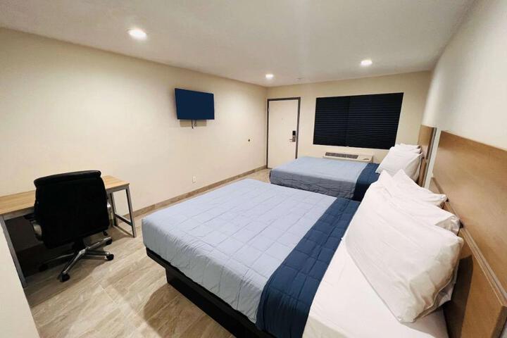 1 Queen Bed (10 of 17)