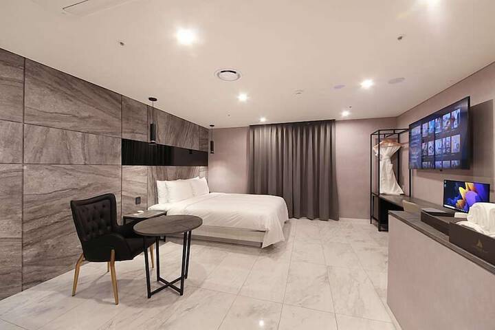 Room 2 of 140