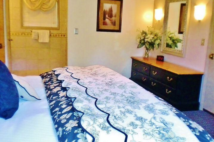 Deluxe King Bed Partial Lake View (14 of 48)