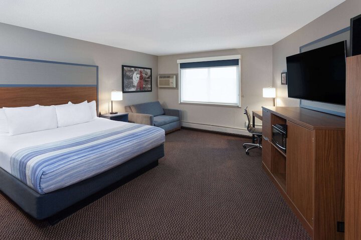 1 King Bed (6 of 9)
