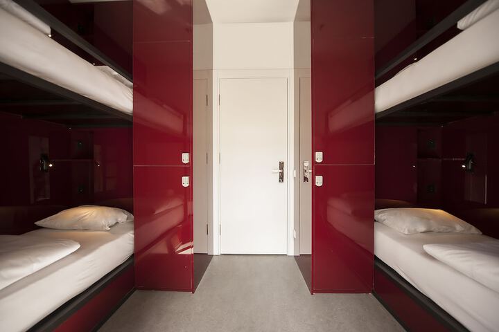 Room 9 of 80