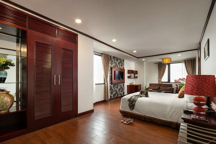Room 28 of 97