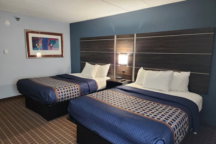 2 Queen Beds (2 of 10)