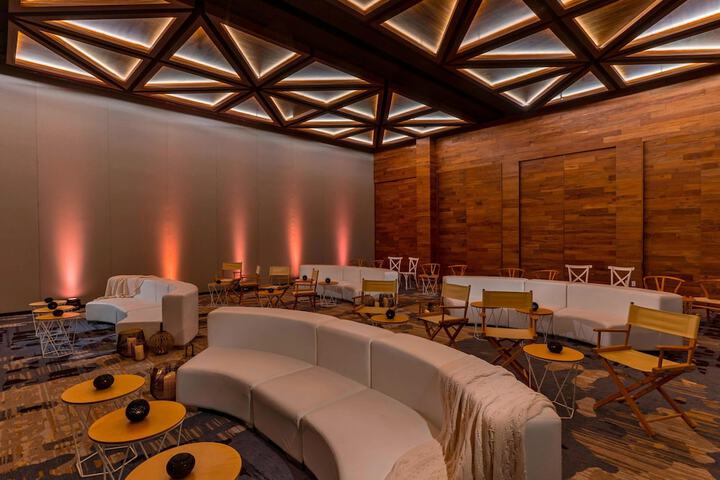 Lounge 210 of 268