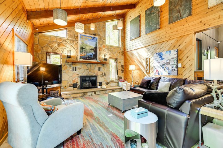 Gorgeous Bushkills Lodge w / Pool Access!