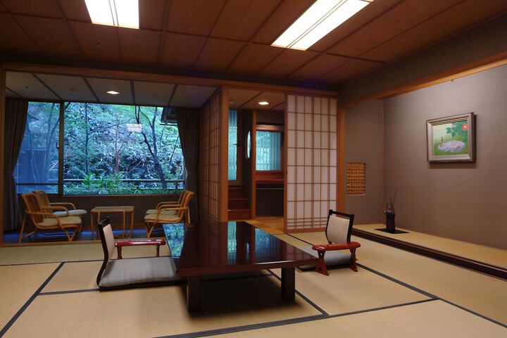 Room 4 of 77