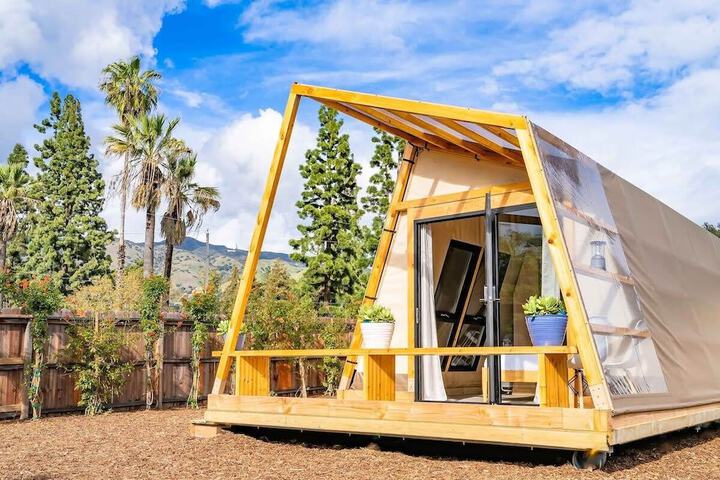 Urban Glamping Oasis: Comfort & Adventure Combined