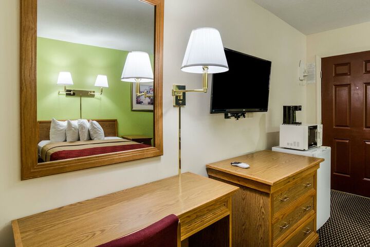 1 King Bed (3 of 5)