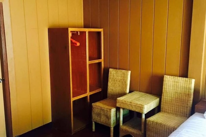 Room 9 of 16