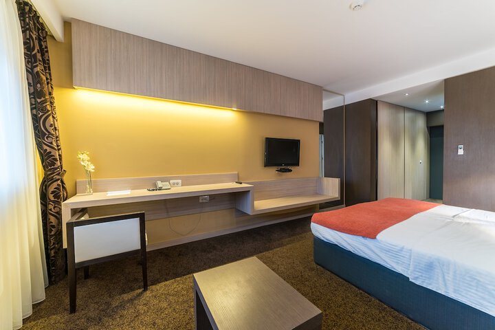 Room 51 of 103