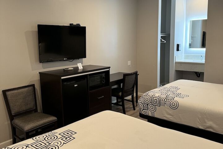 2 Queen Beds (3 of 8)