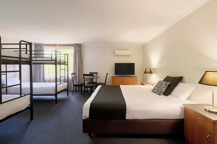 Room 4 of 25