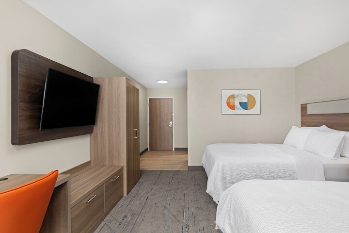 2 Queen Beds (7 of 10)