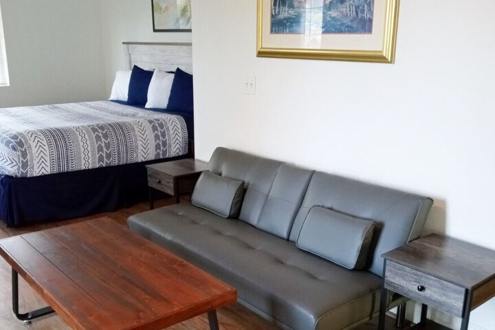 Room 6 of 18