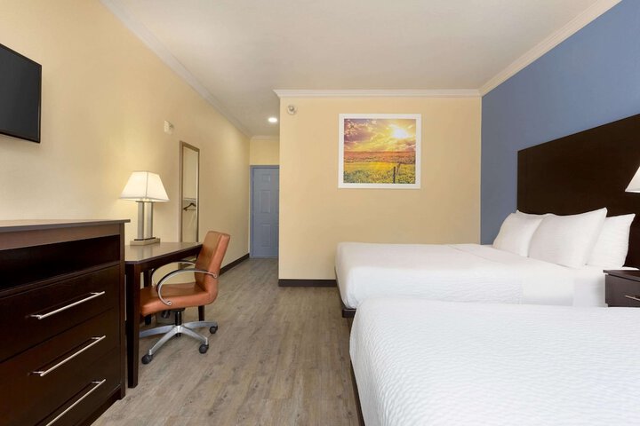 2 Queen Beds (6 of 9)