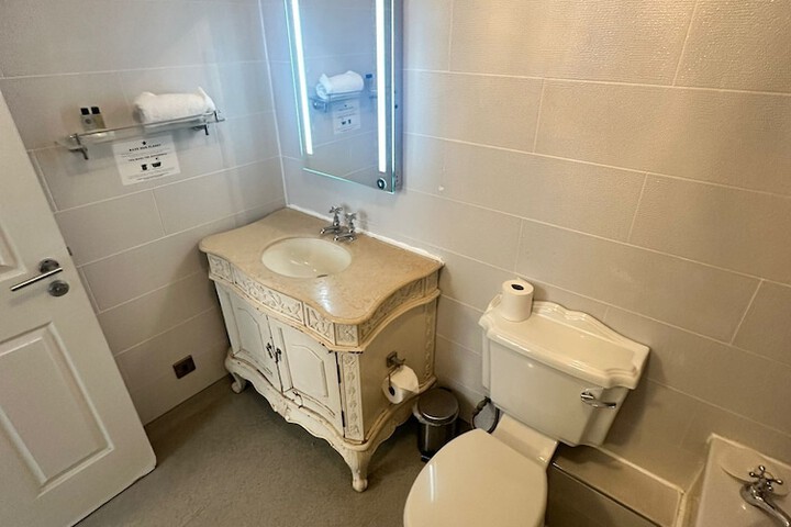 Room 128 of 171