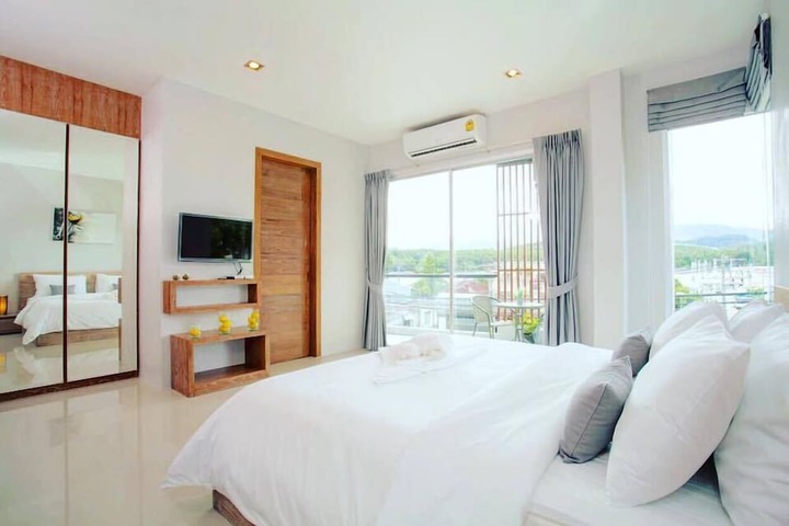 Room 33 of 83