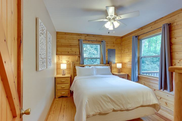 Remote Escape: Murphy Cozy Cabin in the Woods
