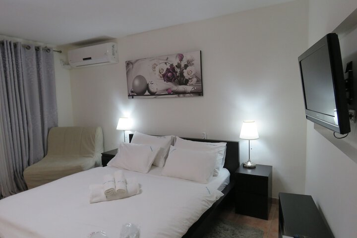 Room 2 of 33