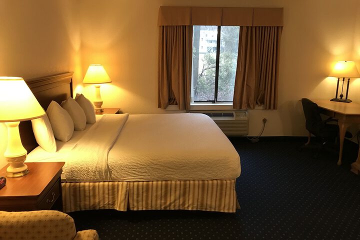 2 Queen Beds (9 of 12)