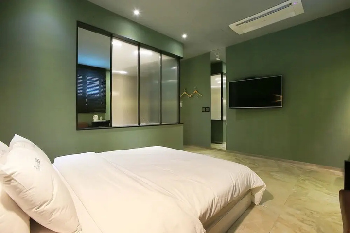 Room 4 of 30