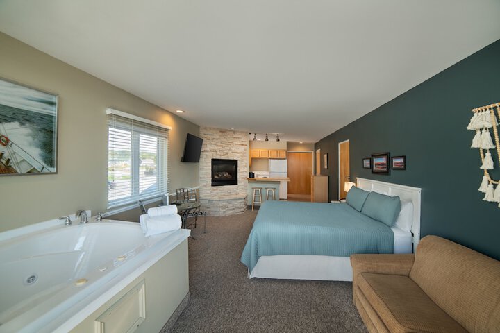 Deluxe King Bed Lake View Sofa (12 of 16)