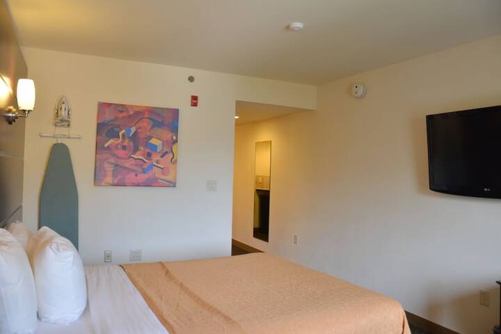 1 Queen Bed (12 of 26)