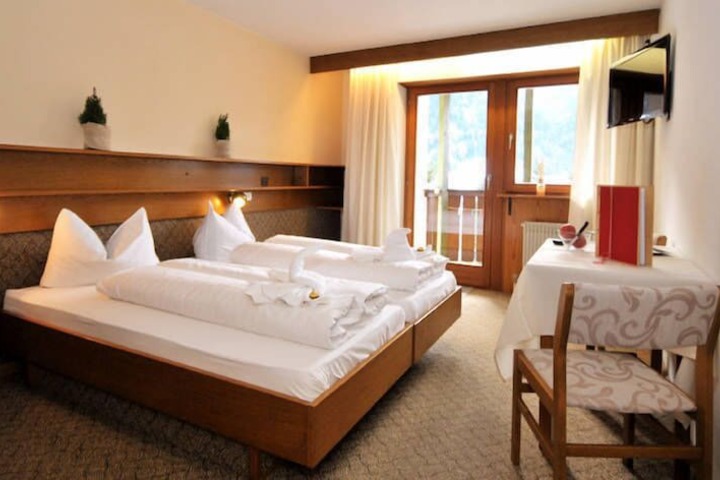 Room 4 of 9