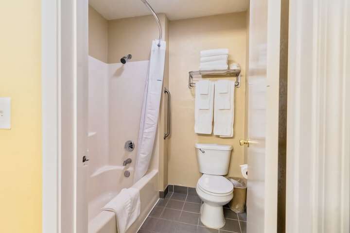 Standard Quadruple Room 2 Queen Beds (10 of 27)