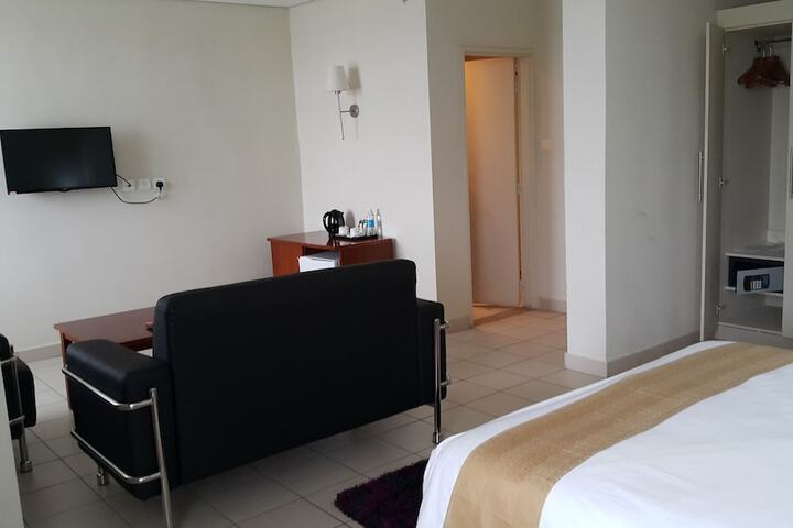 Room 6 of 16
